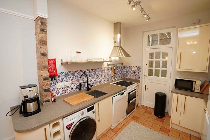 3 Bedroom Flat To Rent In Learmonth Park, Comely Bank, Edinburgh, EH4