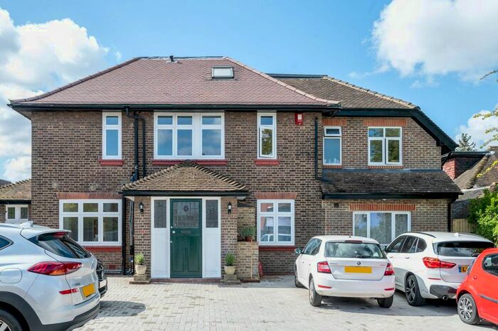 2 Bedroom Flat To Rent In Crown Lane, Streatham Common, London, SW16