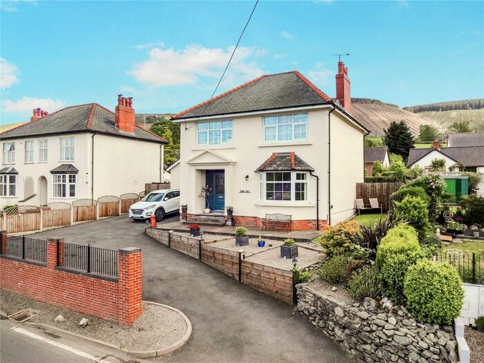 4 Bedroom Detached House For Sale In Penybontfawr, Powys, SY10