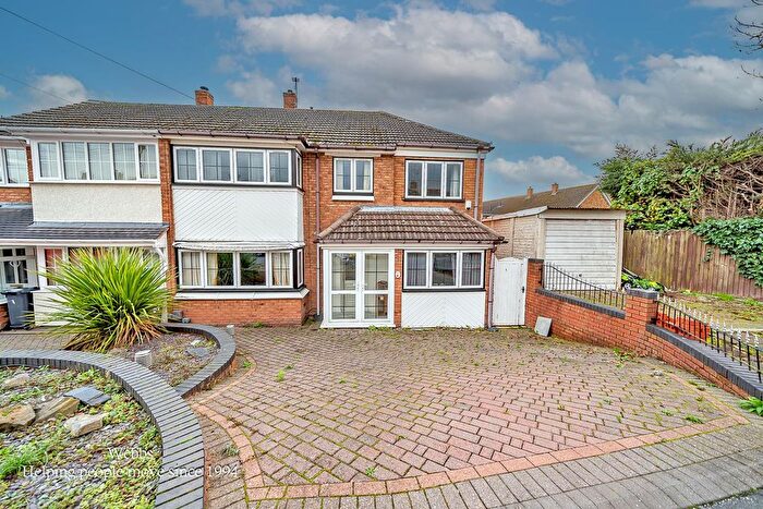 4 Bedroom Semi Detached House For Sale In Simmonds Road, Walsall, WS3