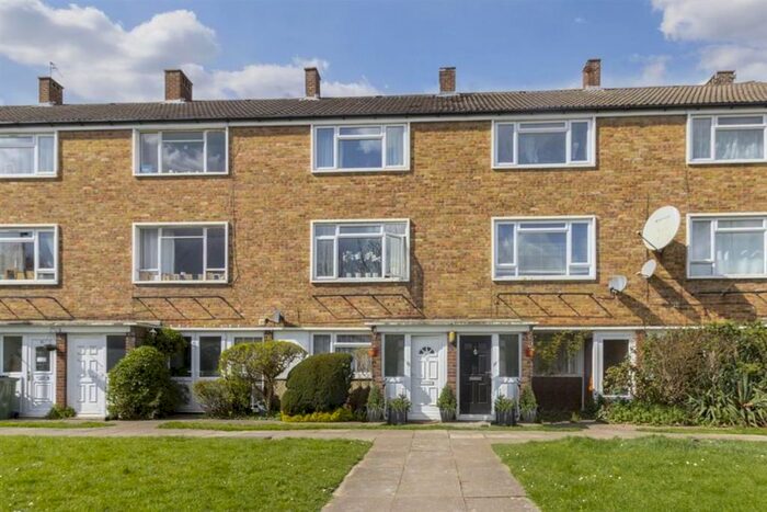 2 Bedroom Maisonette To Rent In Carston Close, London, SE12