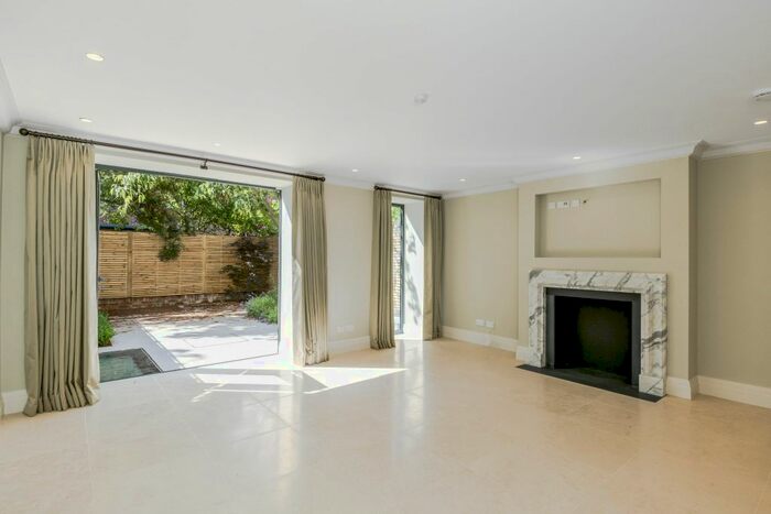 4 Bedroom Property To Rent In Abbotsbury Close, London, W14