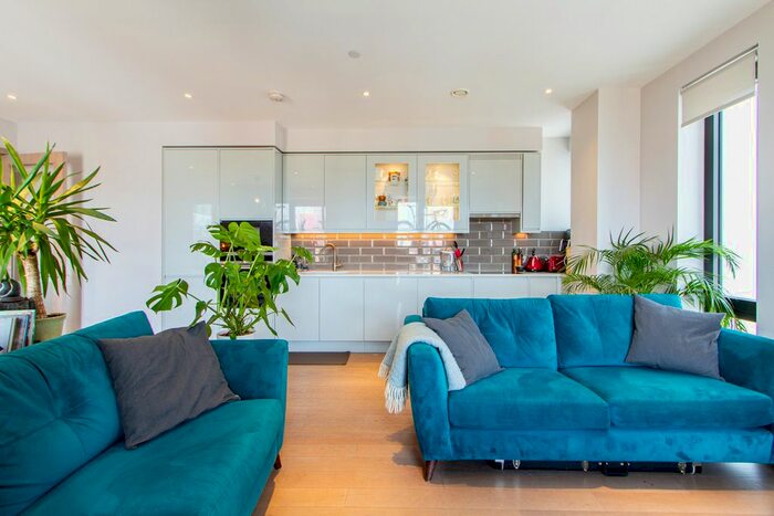 3 Bedroom Flat To Rent In Ryeland Boulevard London, Wandsworth Town, SW18