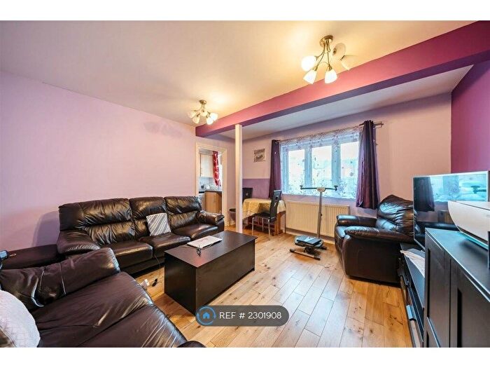 2 Bedroom Flat To Rent In Ayyaz Court, Aldershot, GU11