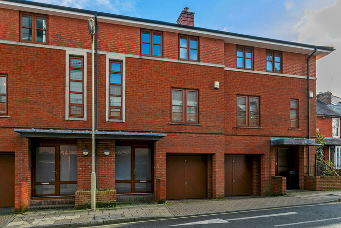 3 Bedroom Town House To Rent In Tower Street, Winchester, SO23
