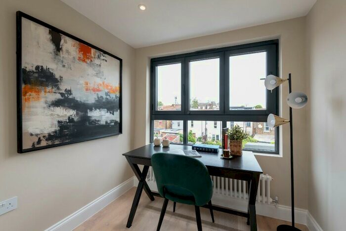 2 Bedroom Flat For Sale In Lindley Road, London, E10