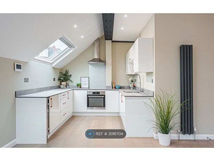 2 Bedroom Flat To Rent In Roehampton Lane, London, SW15