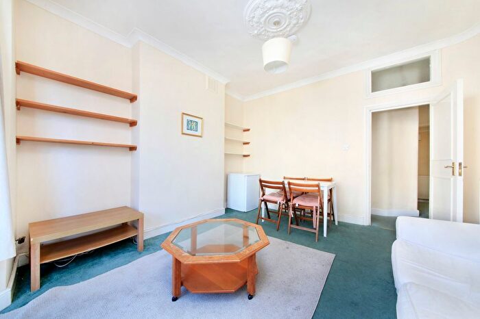 3 Bedroom Flat To Rent In Elms Crescent, Abbeville Village, SW4