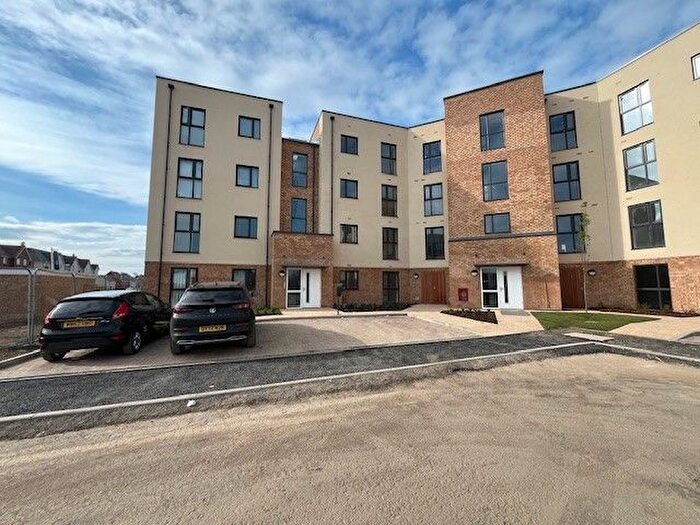 2 Bedroom Flat To Rent In Farmingdale Close, Berryfields, Aylesbury, HP18