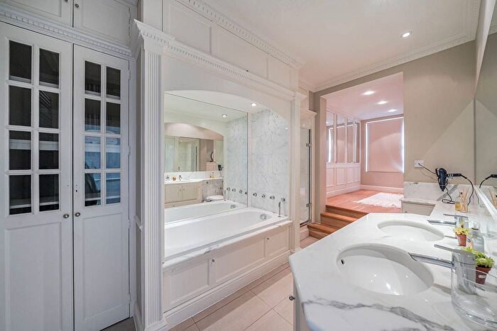 4 Bedroom Flat To Rent In Sterling Street, Knightsbridge, London, SW7