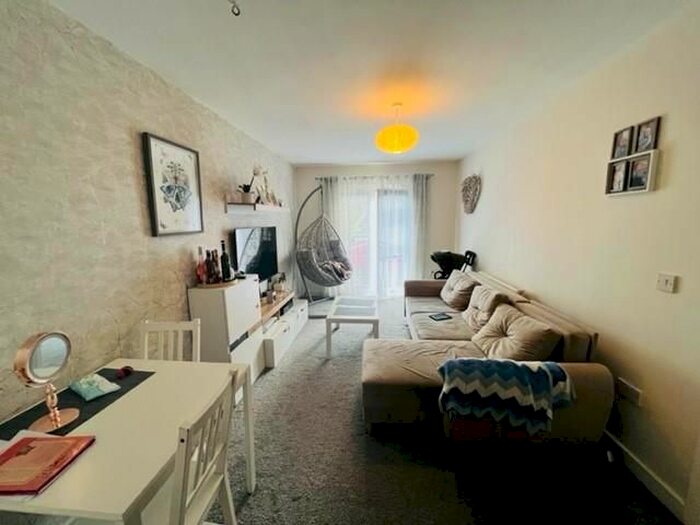 2 Bedroom Flat To Rent In Sandhill Close, Bradford, BD8