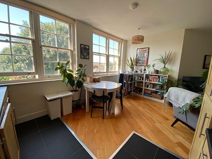 2 Bedroom Flat To Rent In Stamford Road, N1