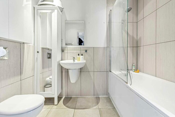 3 Bedroom Flat For Sale In Gibbs Lane, Hackney, E2
