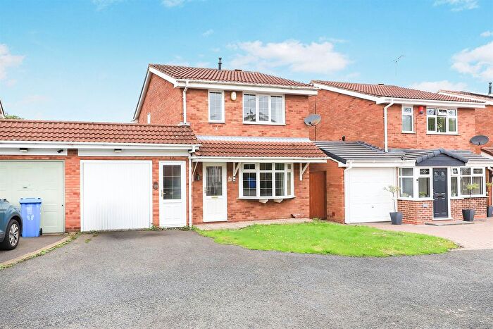 3 Bedroom Link Detached House For Sale In Plover Close, Featherstone, Wolverhampton, WV10