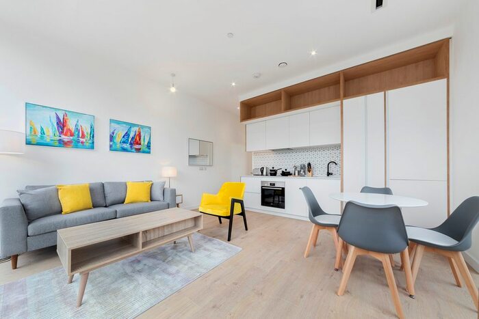 2 Bedroom Flat To Rent In Apt Parkview, Great West Road, Brentford, TW8