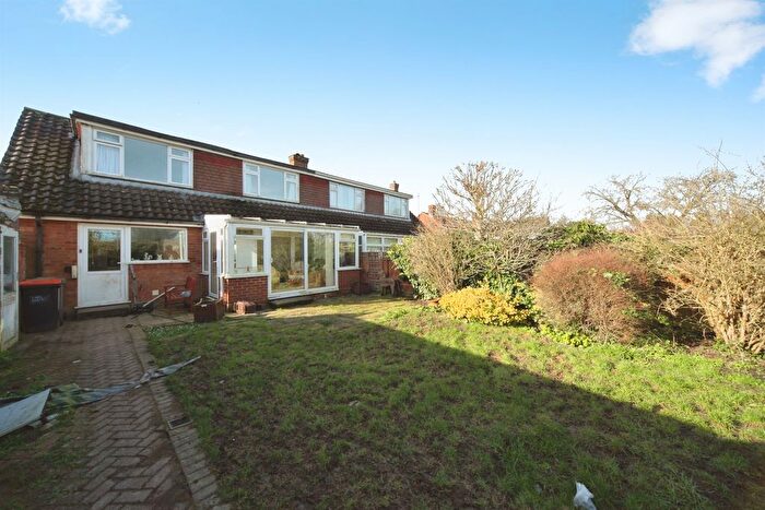3 Bedroom Semi-Detached Bungalow For Sale In Wellhead Road, Totternhoe, Dunstable, LU6