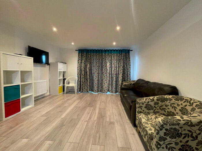 2 Bedroom Flat To Rent In Ilford, IG3