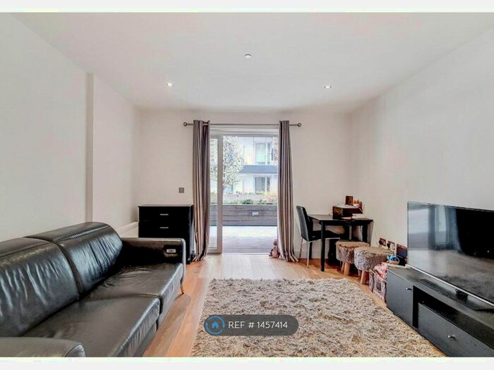 3 Bedroom Flat To Rent In Love Lane, London, SE18