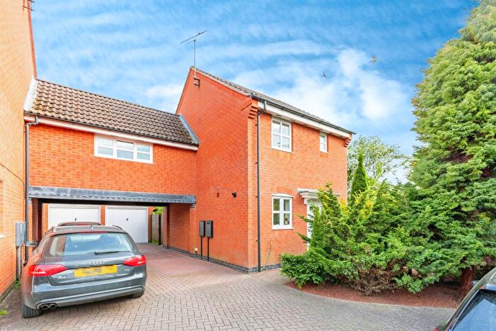 3 Bedroom Link Detached House For Sale In Willmott Road, Rushden, NN10