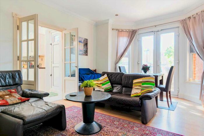 1 Bedroom Semi-Detached House To Rent In Chiswick High Road (Ground Floor), Chiswick, Chiswick, W4