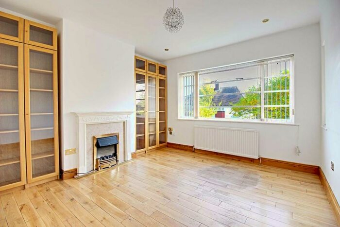 2 Bedroom Flat To Rent In Ossulton Way, Hampstead Garden Suburb, N2