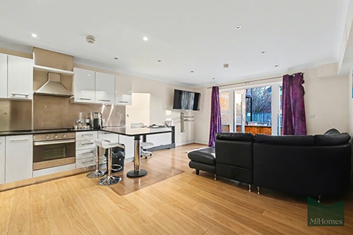 1 Bedroom Flat For Sale In Gladbeck Way, Enfield, EN2