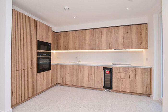3 Bedroom Flat To Rent In Sidney Street, Whitechapel, London, E1