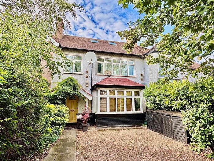 4 Bedroom Flat To Rent In Kingfisher Avenue, Wanstead, E11