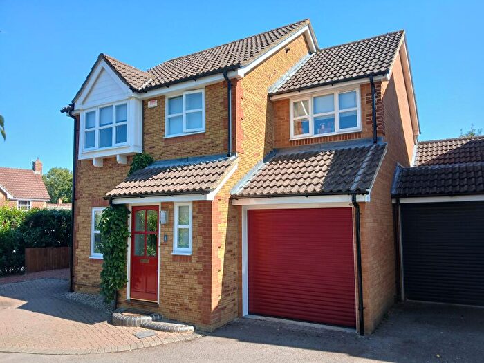 4 Bedroom Link Detached House For Sale In Munday Court, Bracknell, RG42