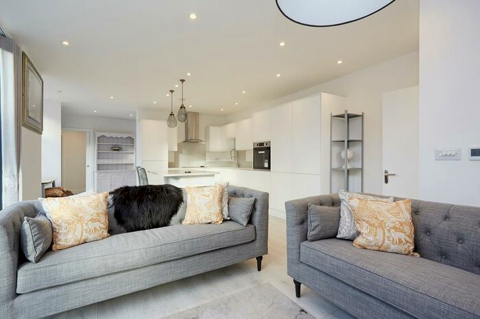 2 Bedroom Property To Rent In Liberty Lane, Addlestone, KT15