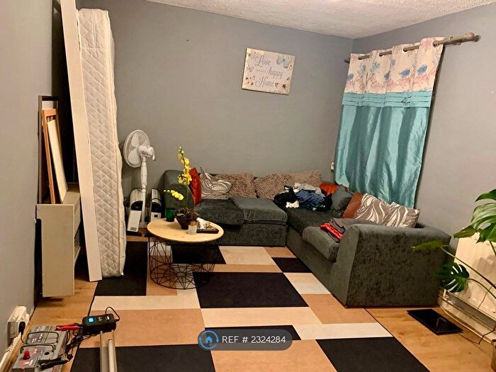 2 Bedroom Flat To Rent In Godfrey Walk, Ashford, TN23