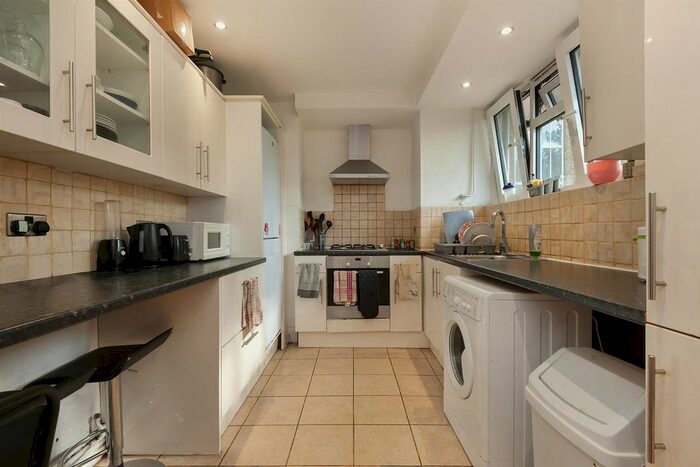 3 Bedroom Flat To Rent In Nelson Square, London, SE1