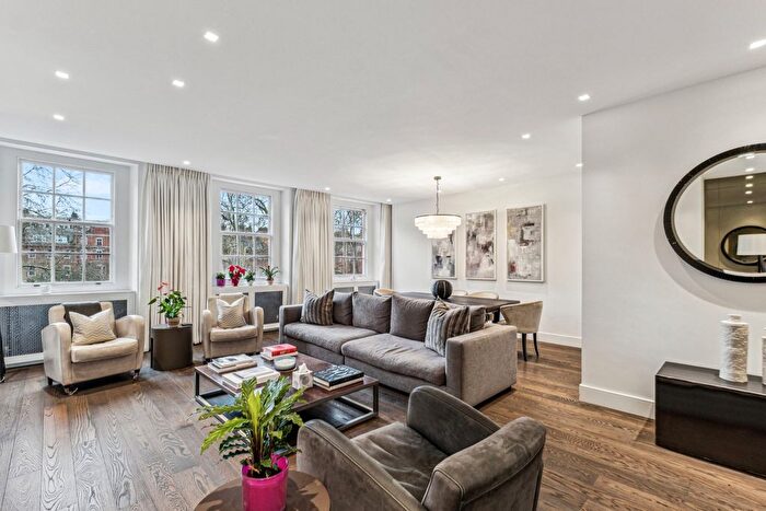 3 Bedroom Flat To Rent In Cadogan Square, Knightsbridge, SW1X