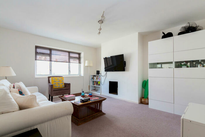 2 Bedroom Flat To Rent In Redcliffe Road, Chelsea, London, SW10