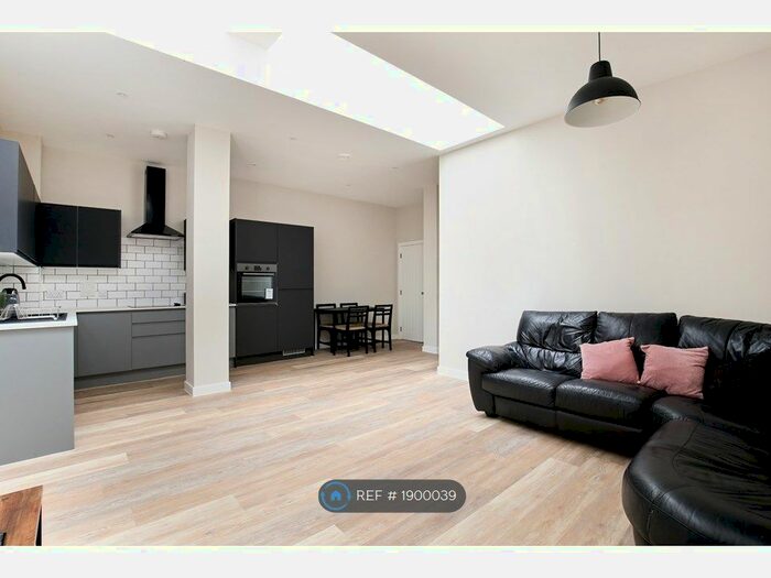 2 Bedroom Flat To Rent In Kingsgate House, Kingswood, Bristol, BS15