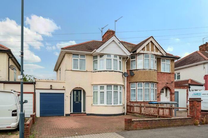3 Bedroom Semi-Detached House To Rent In Kingsbury, London, NW9