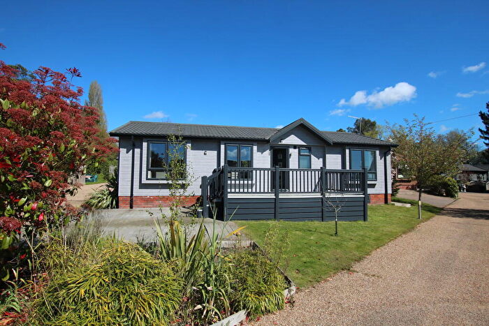 2 Bedroom Mobile Home For Sale In Newbourne, Woodbridge, IP12