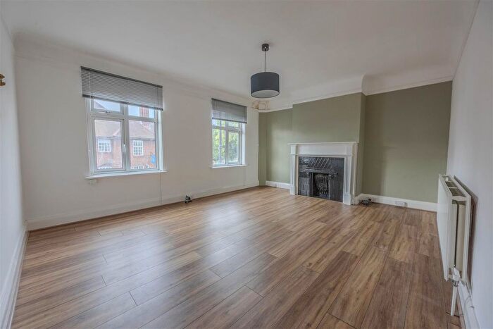 3 Bedroom Flat To Rent In Broadway West, Leigh-On-Sea, SS9