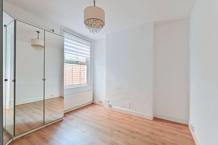 2 Bedroom Maisonette For Sale In Byegrove Road, Colliers Wood, London, SW19