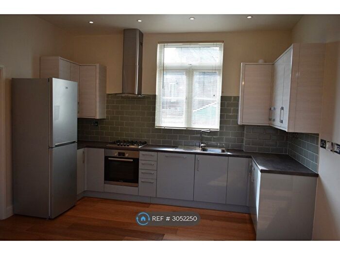2 Bedroom Flat To Rent In The Broadway, Chesham, HP5