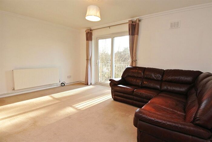 3 Bedroom Flat For Sale In Cedar Drive, Ascot, Berkshire, SL5