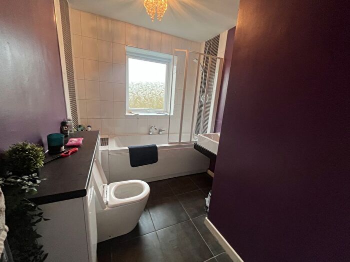 3 Bedroom Flat To Rent In Reeves Court, Eccles New Road, Salford, M5