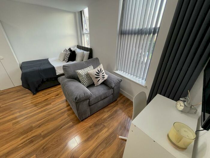 1 Bedroom Flat To Rent In Kensington, L7