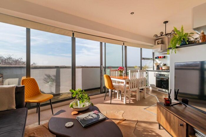 1 Bedroom Apartment For Sale In Queens Road, Penarth, CF64