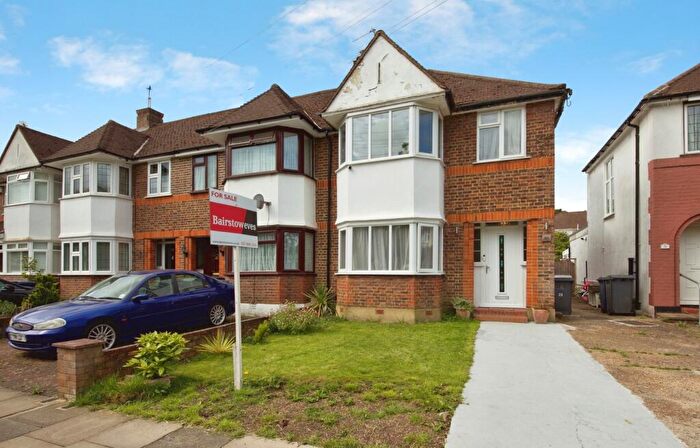 3 Bedroom Semi-Detached House For Sale In West Walk, East Barnet, Barnet, EN4