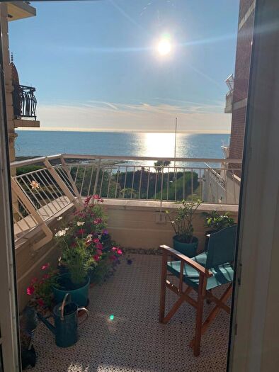 2 Bedroom Flat For Sale In Charleston Court, Broadstairs, Kent, CT10