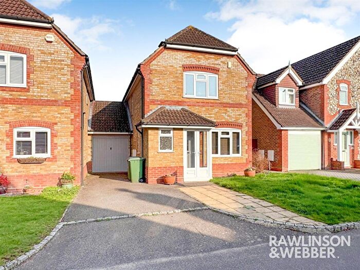 3 Bedroom Link Detached House For Sale In Lytcott Drive, West Molesey, KT8