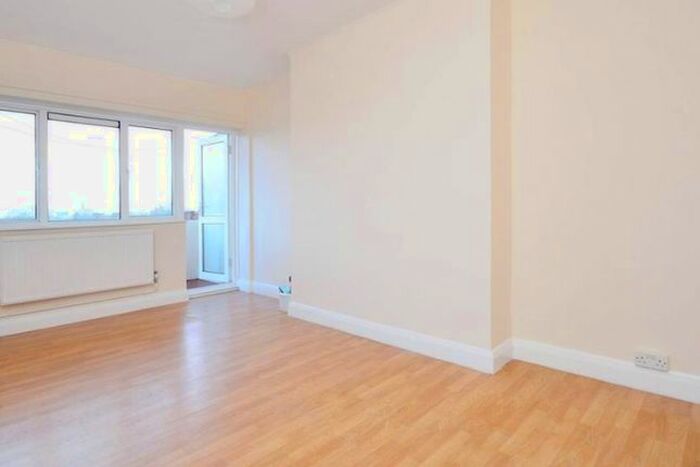 3 Bedroom Flat To Rent In Peckham Rye, London, SE15