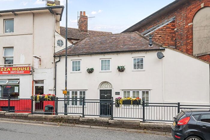 2 Bedroom Flat To Rent In New Road, Marlborough, SN8