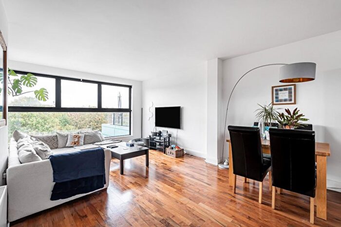2 Bedroom Flat For Sale In Endwell Road, London, SE4